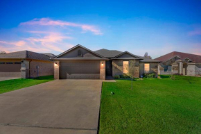 New Modern Bohemian Home Minutes from Epic Waters Indoor Park, Andretti Indoor Karting & Games, AT&T Stadium, Globe Life, Six Flags, Texas Life